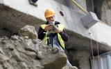 Geowissenschaftlicher Präparator Gino Bernasconi auf der Baustelle