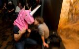 Naturhistorisches Museum Bern, Bar der toten Tiere, Tiermaskenball, Mann mit pinker Einhornmaske