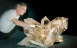 Naturhistorisches Museum Bern, Beda Hofmann richtet die grosse Kristallstufe vom Planggenstock