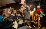 Naturhistorisches Museum Bern, Freiwilliger erklärt Kindern eine Schnitzeljagd
