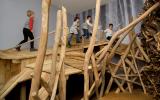Naturhistorisches Museum Bern, Ausstellung Picas Nest, Kinder spielen auf der Bretterkonstruktion