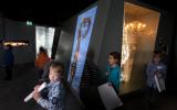 Naturhistorisches Museum Bern, Ausstellung der Schatz vom Planggenstock, Kinder laufen durch die Ausstellung