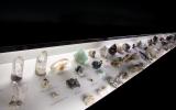 Naturhistorisches Museum Bern, Ausstellung Steine der Erde, Vitrine mit Vielfalt an ausgestellten Mineralien