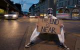 Naturhistorisches Museum Bern, «the End is near» Aktivist auf der Strasse