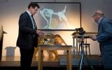 Naturhistorisches Museum Bern, Winterbergs Bestiarium, Professor Dr. Christian Kropf und Hausmeister Winterberg führen ein Objekt vor