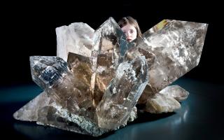 Naturhistorisches Museum Bern, Ausstellung der Schatz vom Planggenstock, ein Mädchen guckt über die grosse Kristallstufe 