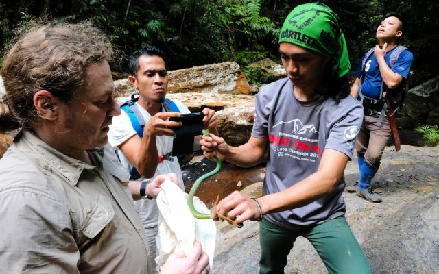 Wissenschaftler Stefan Hertwig hat zusammen mit Mitarbeitern der Exkursion eine Schlange gefangen. NMBE