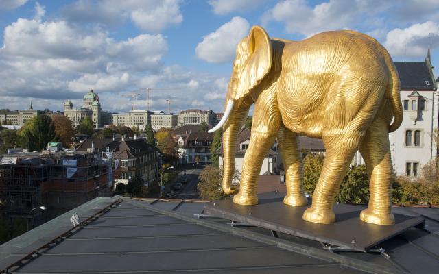 Unser Maskottchen: Der goldene Elefant «Caruso» auf dem Museumsdach