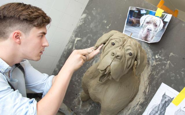 Naturhistorisches Museum Bern, Präparator Constantin Latt modelliert eine Dermoplastik eines Hundekopfes